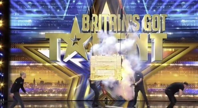 النيران تلتهم مسرح برنامج اكتشاف مواهب شهير بسبب خطأ فني (صور)