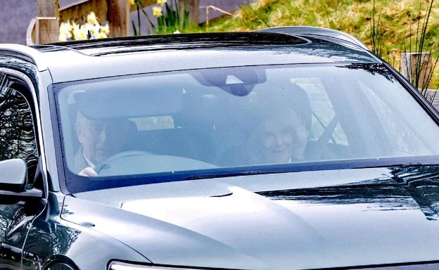 الملك تشارلز يحيي ذكرى ميلاد والدته الـ98 في الكنيسة (صور)