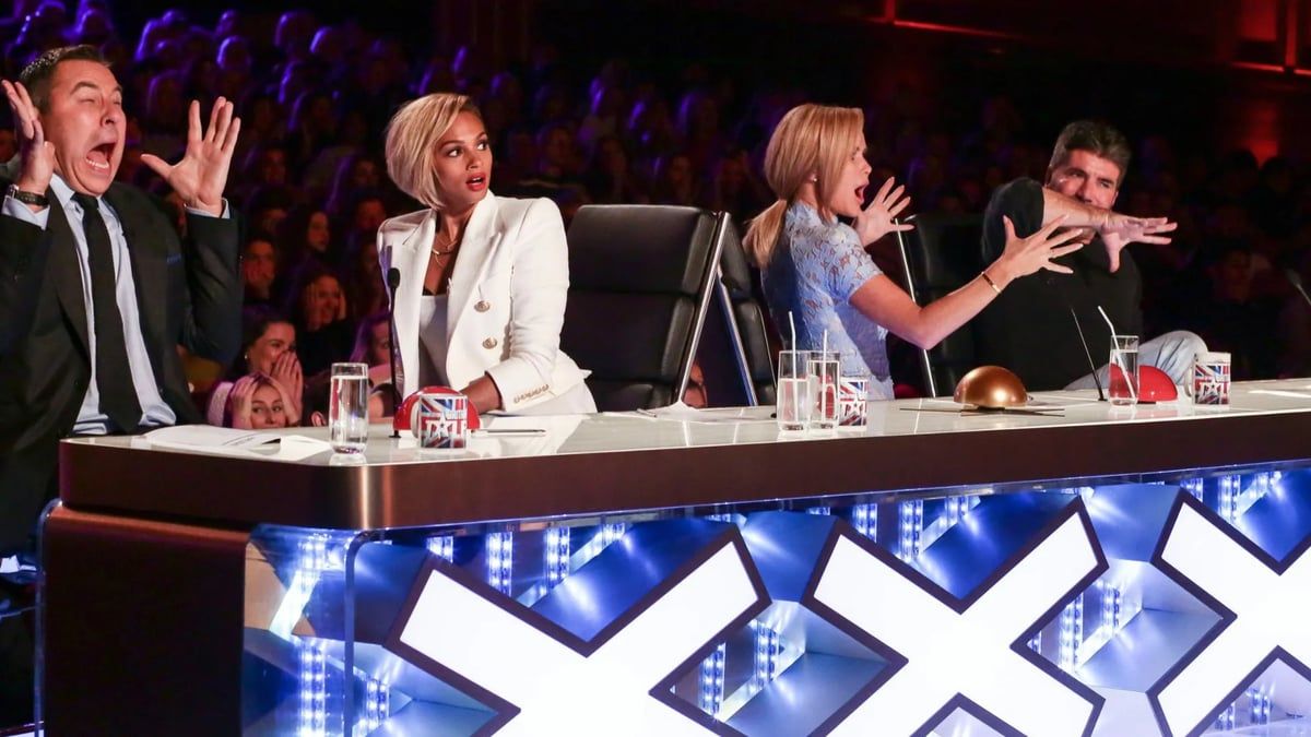 النيران تلتهم مسرح برنامج اكتشاف مواهب شهير بسبب خطأ فني (صور)