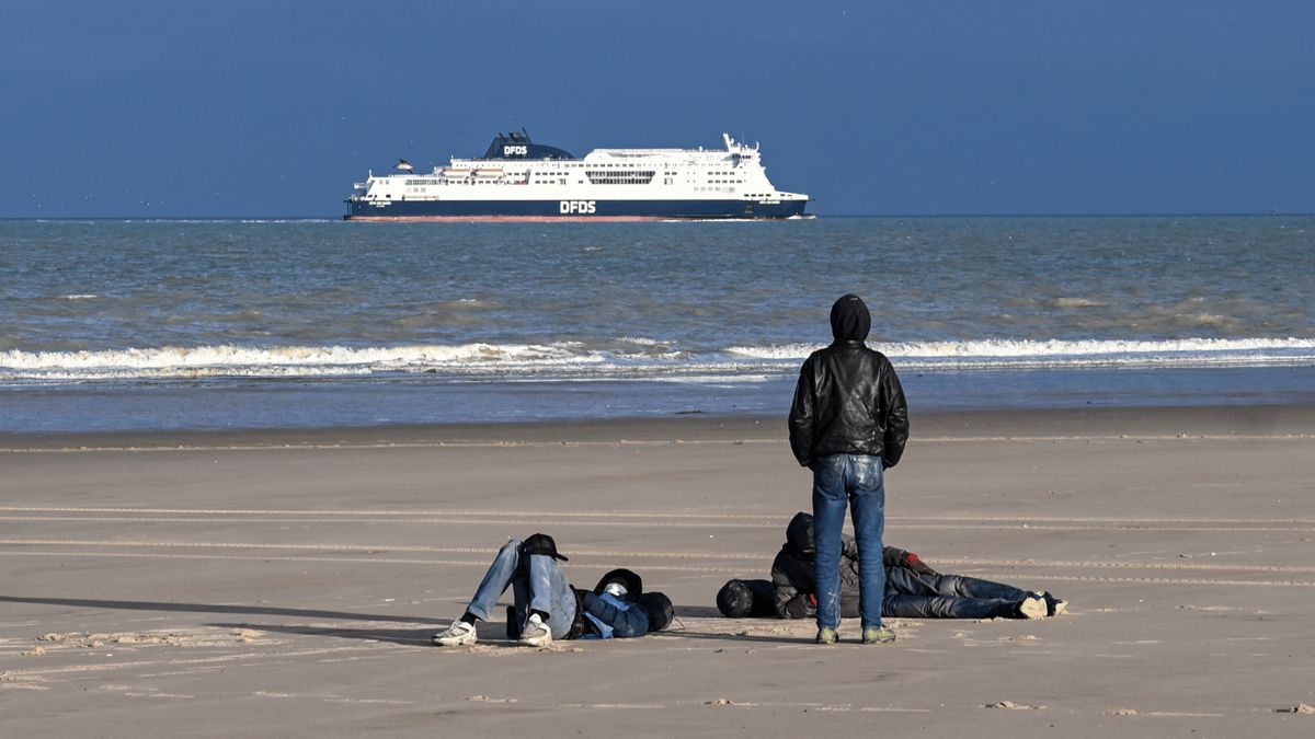 فرنسا.. وفاة 5 مهاجرين "بينهم طفل" أثناء محاولتهم عبور المانش