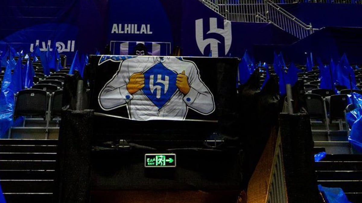 إزالة بنر "شبيه رونالدو" من مدرجات الهلال (فيديو)