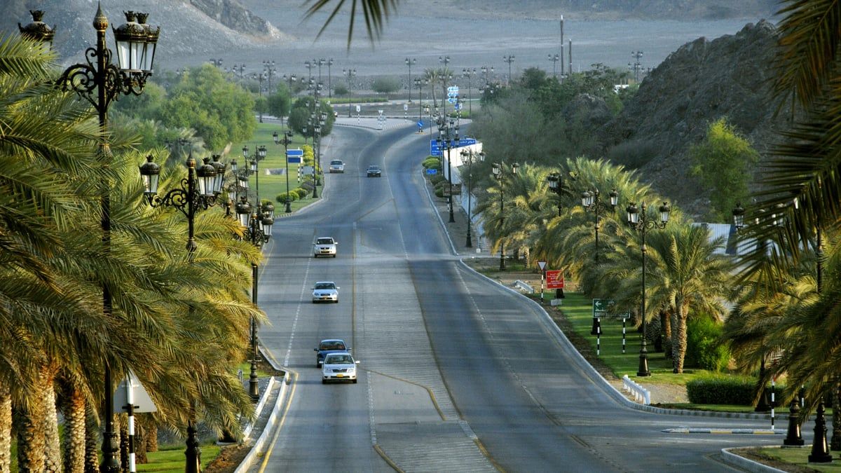 عُمان.. توقيف سائق حافلة بسبب راكب "غير تقليدي" (فيديو)