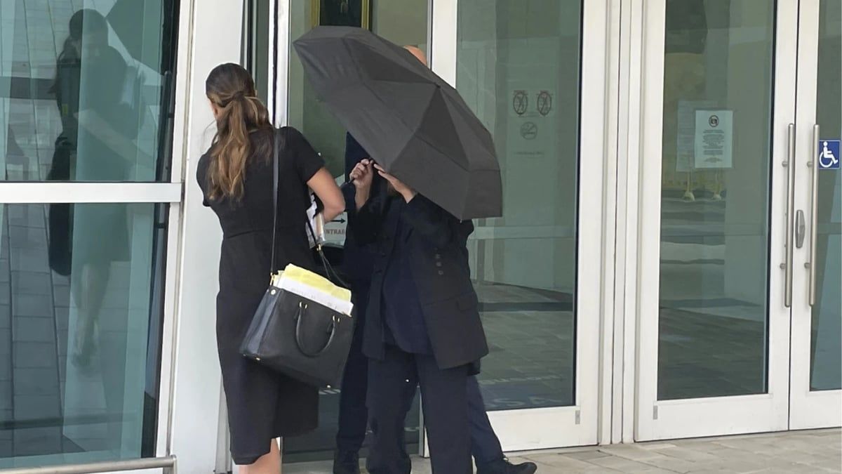 جلود تماسيح وثعابين تجرّ مصممة أزياء شهيرة للسجن