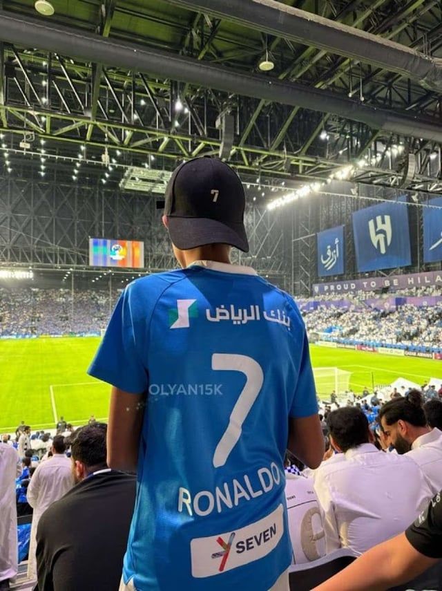 مشجع للهلال يرتدي قميصا يحمل اسم ورقم رونالدو (صورة)
