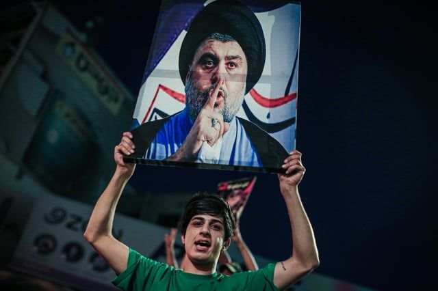 شعار أم "احتكار".. راية جديدة للتيار الصدري تثير الجدل في العراق