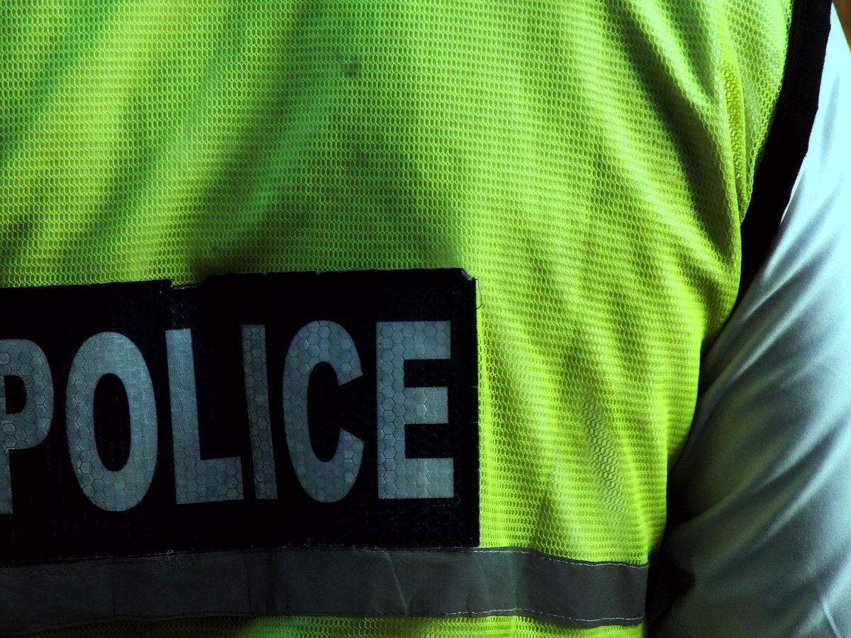 طليقة إعلامي باكستاني شهير تدهس ضابطا بعد رفضها "مخالفتها" (فيديو)