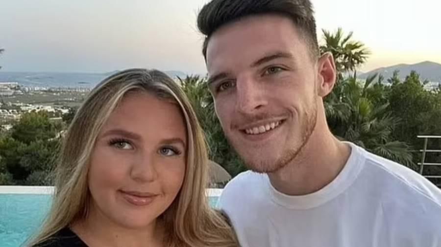 خطيبة نجم أرسنال تمسح صورها لسبب غريب