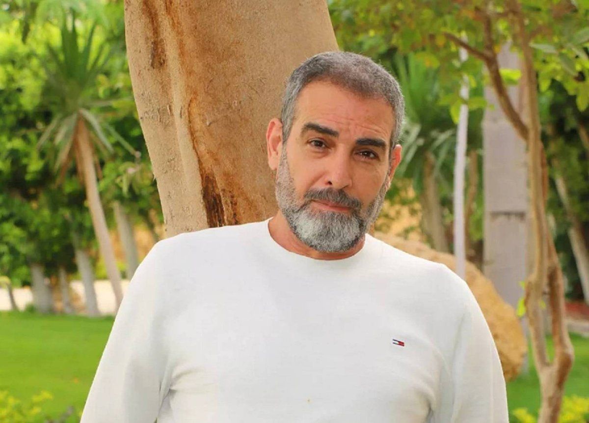 أحمد عبد العزيز يستضيف شابا من ذوي الهمم انفعل عليه في عزاء فنانة (صورة)