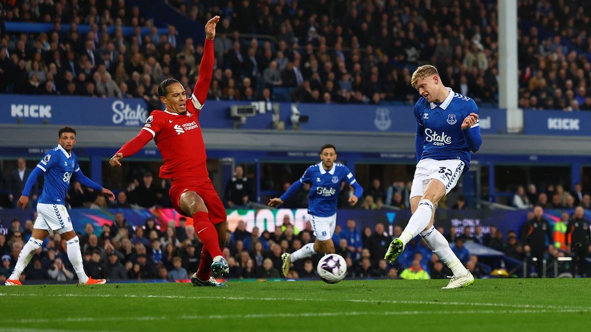 ليفربول يستقبل هدفًا غريبًا أمام إيفرتون (فيديو)