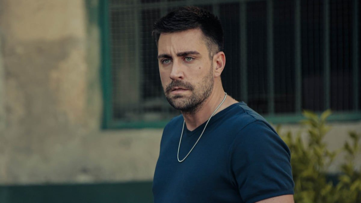 حقيقة هدم ممثل تركي شهير لمدرسته الابتدائية انتقامًا من معلميه