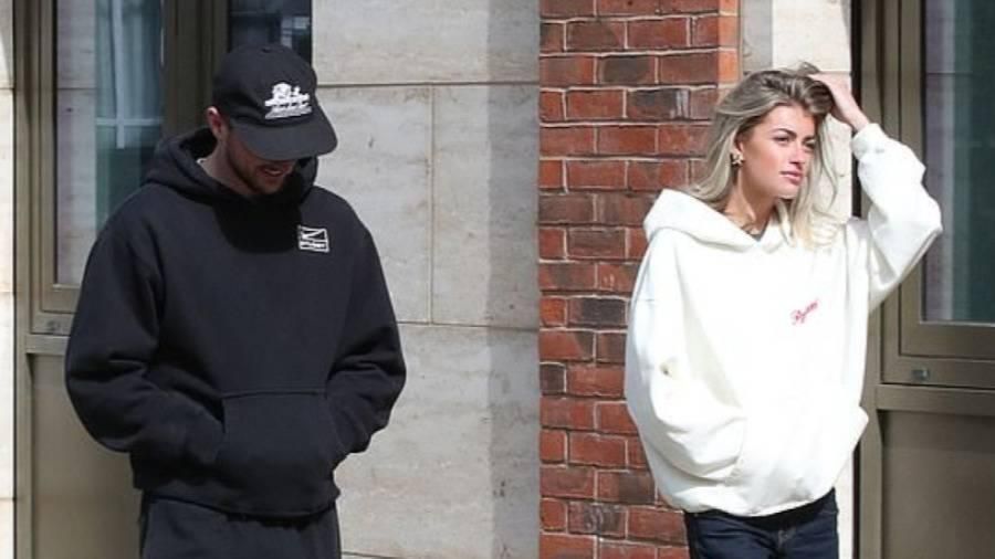 نجم مانشستر يونايتد يعلن ارتباطه بظهور علني ومخالفة