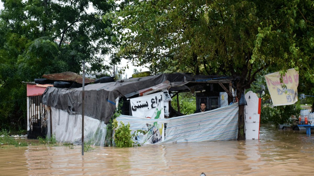 إخلاء قرية إيرانية بسبب الفيضانات (فيديو وصور)