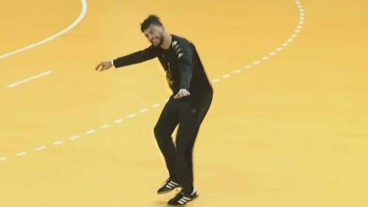 أصيل النملي حارس الترجي يرقص أثناء مواجهة الأهلي (فيديو)