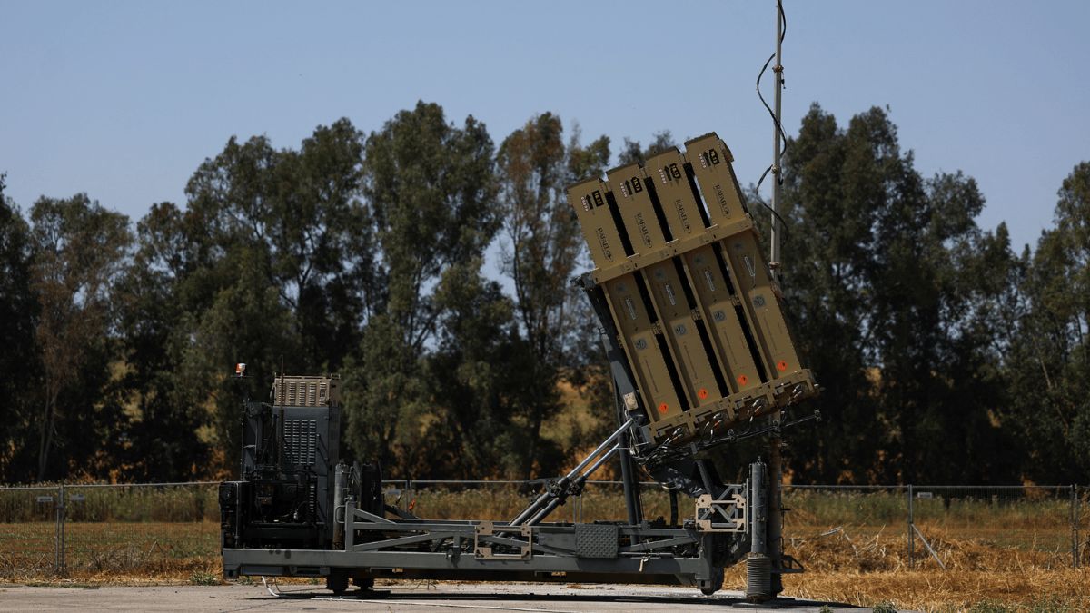 ظنَّهُ فتاةً.. عسكري إسرائيلي يرسل صور "القبة الحديدية" لمخبر إيراني