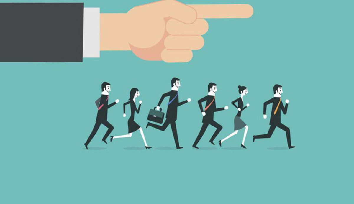 ترحيل الوافدين العاملين بهذه المهن بأمر ملكي.. توضيح من الموارد البشرية - موقع الخليج الان