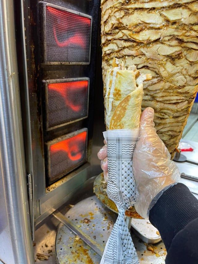 غزّي يحقق حلم افتتاح "مطعم شاورما" في القاهرة (صور)