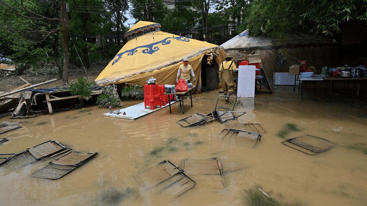إعصار قوي يضرب جنوبي الصين وإخلاء بلدة بالكامل (فيديو)
