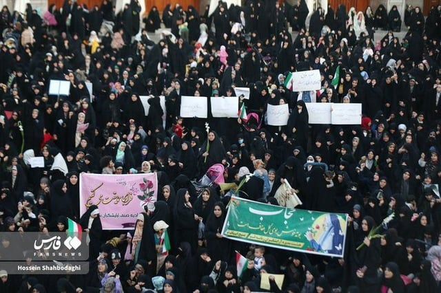 إيران.. أفغان بزي عسكري يشاركون في تظاهرة للمطالبة بفرض الحجاب