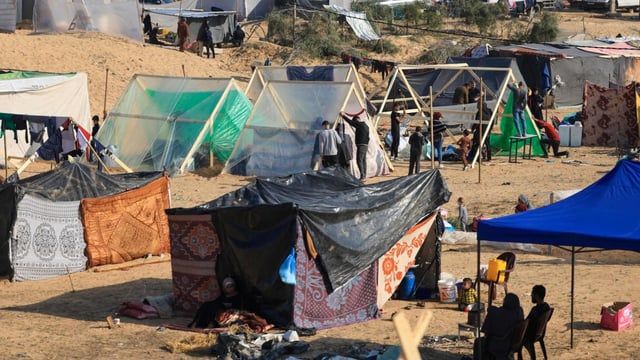 موجة الحر تفاقم معاناة النازحين الغزيين في الخيام