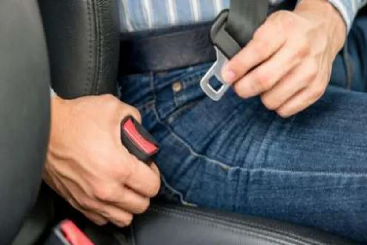 تزامنًا مع تحذيرات الأرصاد!! المرور يوضح عقوبة عدم ربط حزام الأمان.. غرامة مالية عالية - موقع الخليج الان