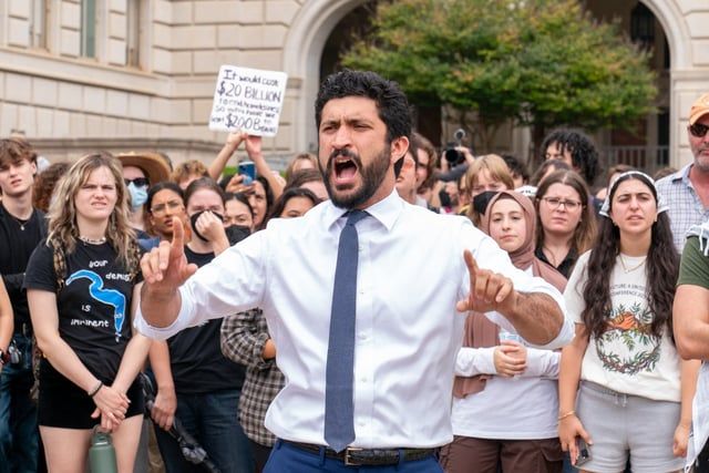 صدام بين حاكم ولاية وعضو في الكونغرس شارك الطلاب المظاهرات (فيديو)