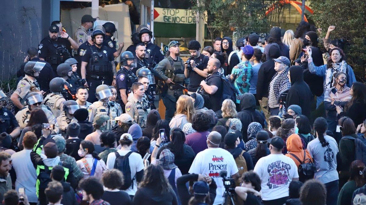 100 معتقل في إحدى جامعات بوسطن خلال تظاهرة مؤيدة للفلسطينيين