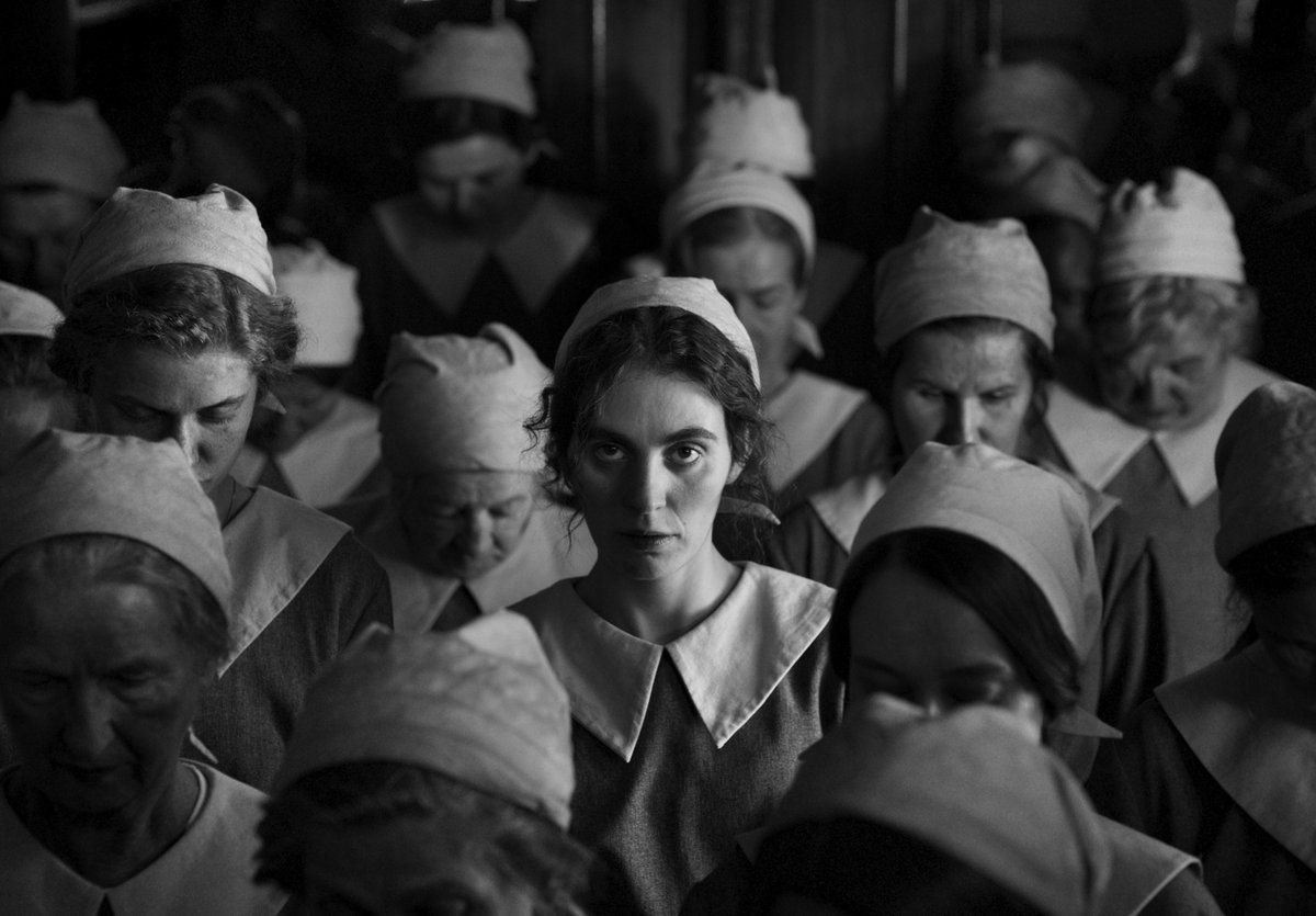 "الفتاة ذات الإبرة".. حكاية خيالية عن حقيقة مروعة