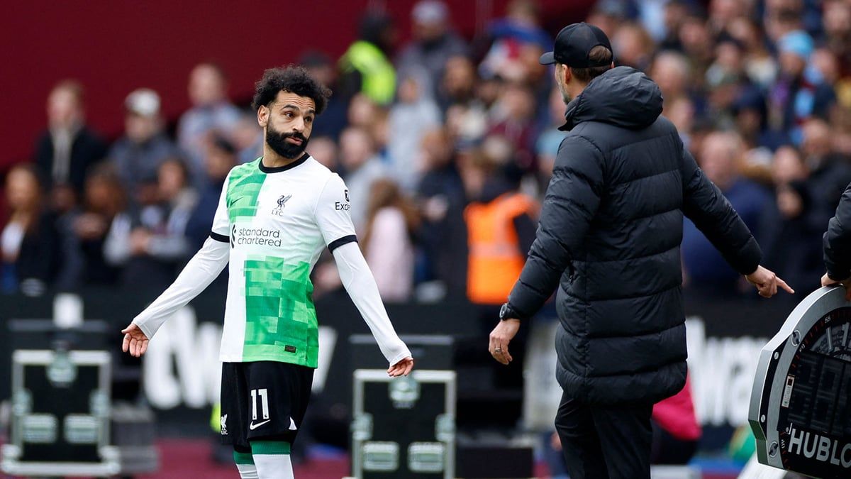 محمد صلاح ينفعل على كلوب قبل نزوله بديلاً أمام وست هام (فيديو)