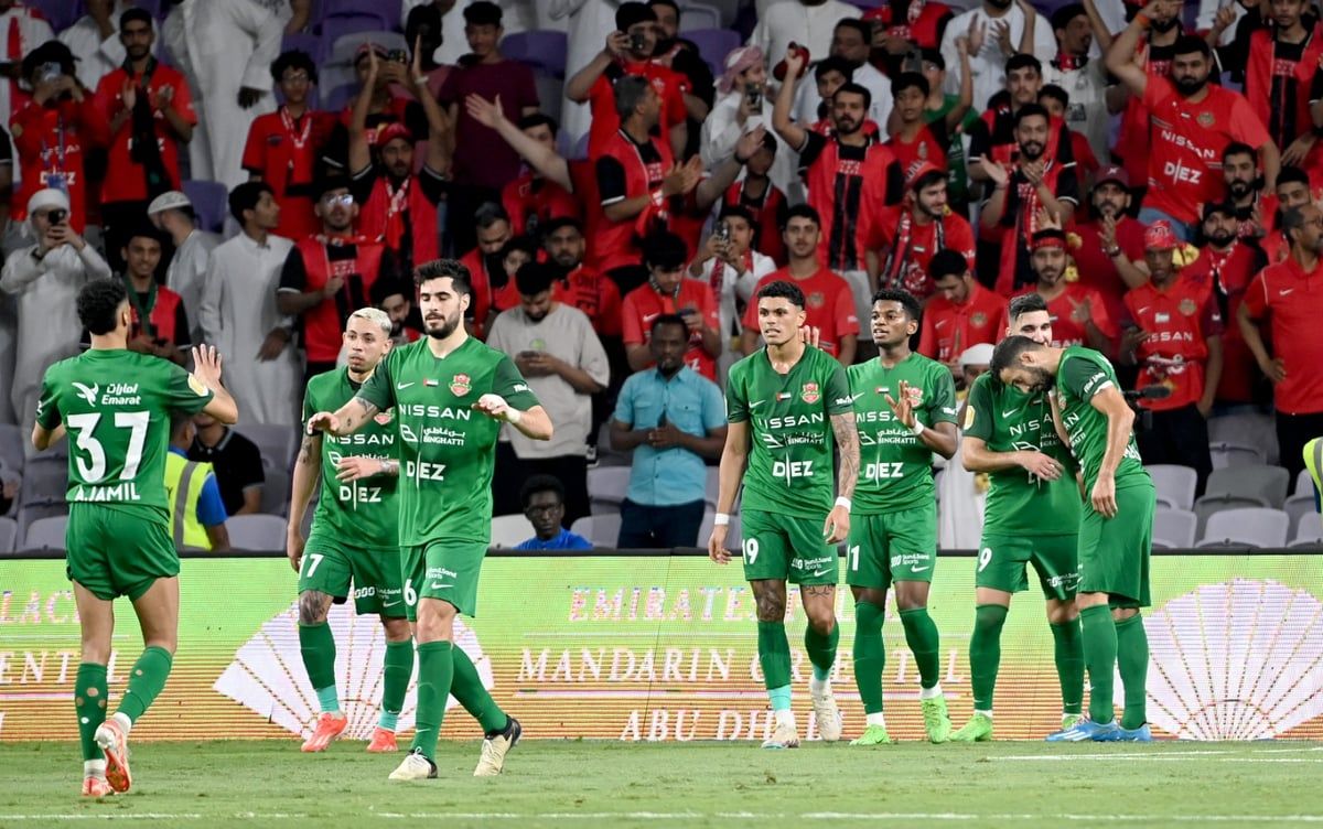 شباب الأهلي يستقبل العين بالورود بعد بلوغ نهائي دوري أبطال آسيا (فيديو)