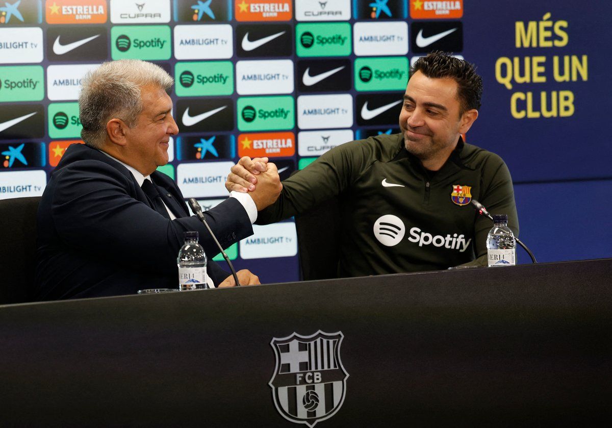 الكشف عن هوية "الرجل الغامض" الذي أبقى تشافي في برشلونة