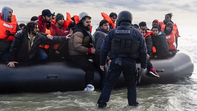 ديلي ميل: أوروبا تتطلع لتقليد سوناك بترحيل المهاجرين إلى "دولة ثالثة آمنة"