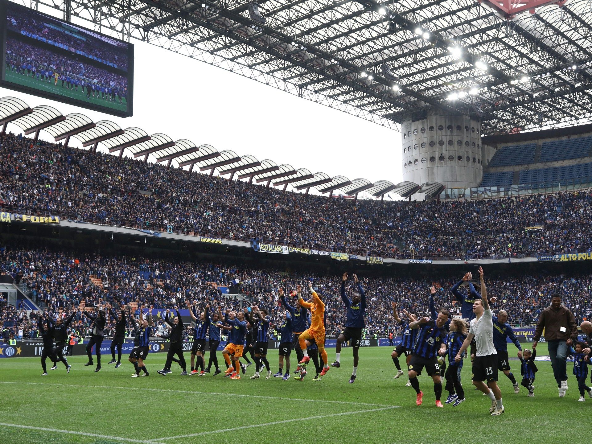 إنتر ميلان يفوز بسهولة على تورينو وسط أجواء احتفالية باللقب - موقع الخليج الان