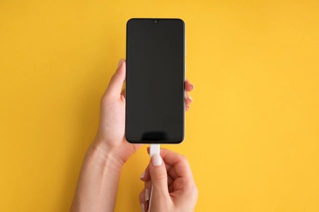 تأثير حرارة الصيف على هاتفك الذكي وشحن البطارية