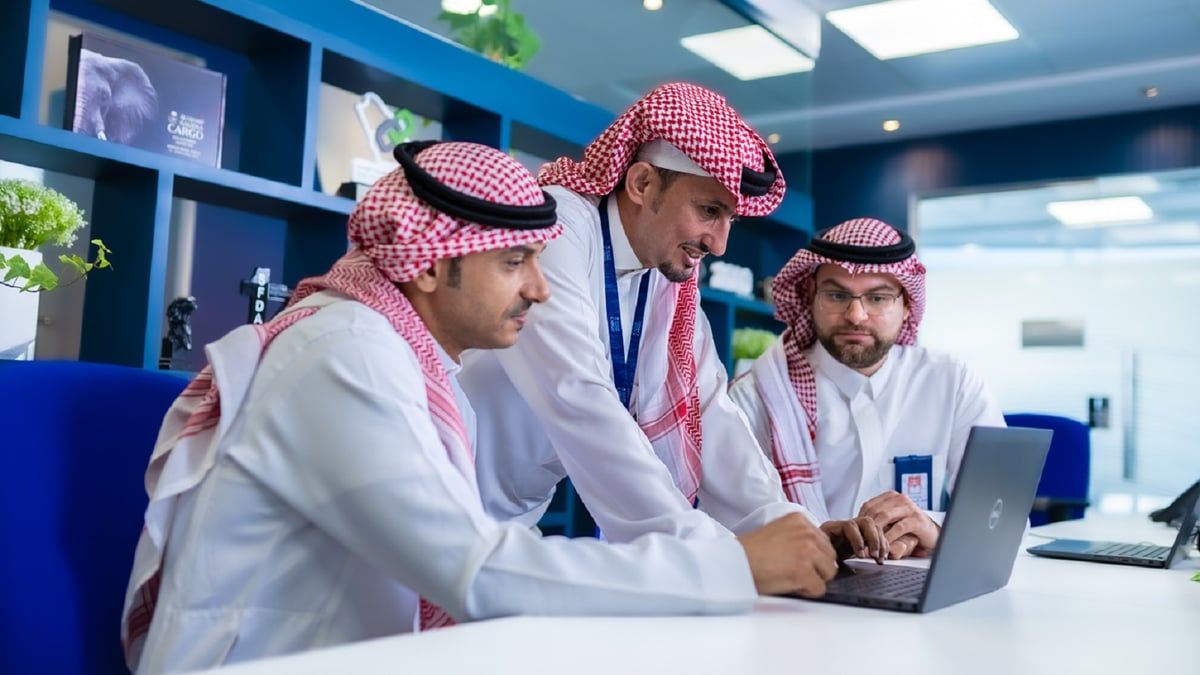 السعودية.. قرار بشأن الزي الرسمي لموظفي القطاع الحكومي