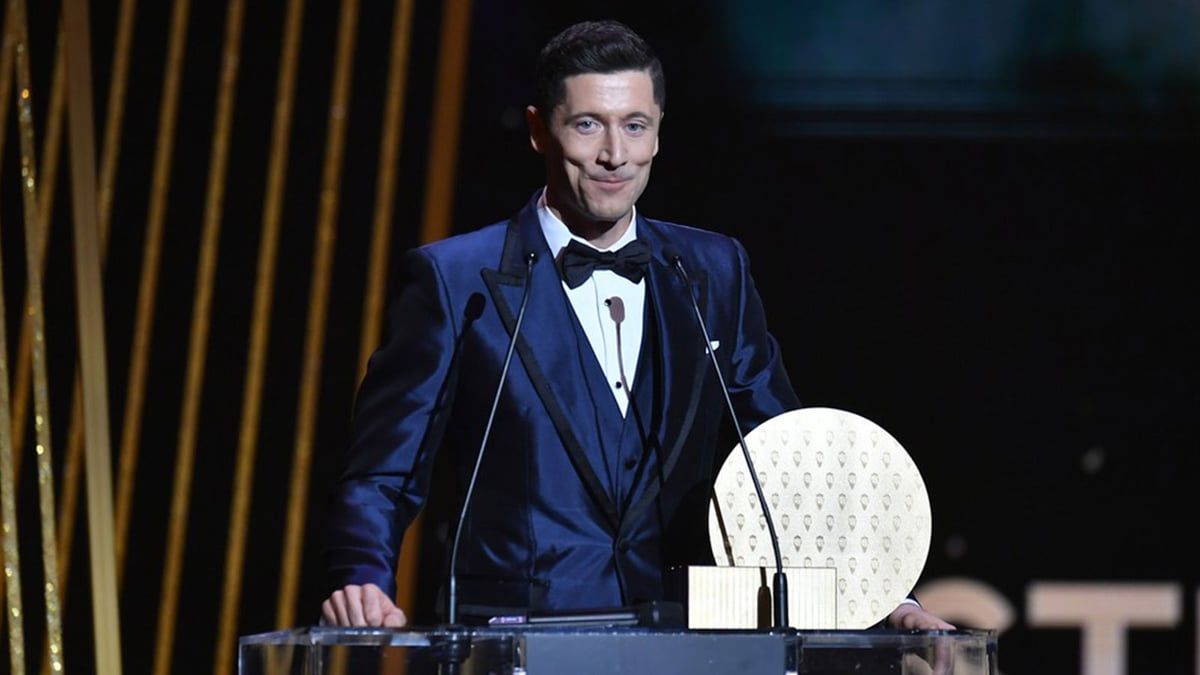 ليفاندوفسكي يطالب بمنحه جائزة الكرة الذهبية لعام 2020