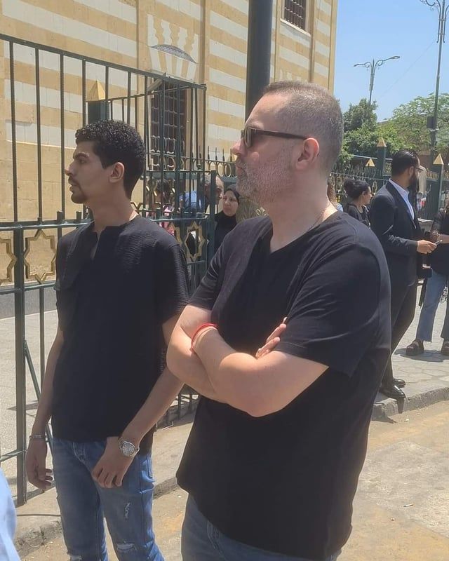 رغم قرار المنع.. صحفيون في جنازة المخرج المصري عصام الشماع (صور)