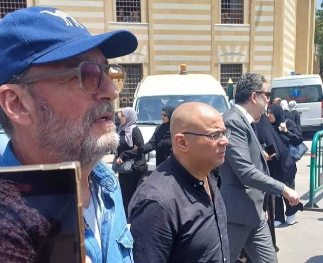 رغم قرار المنع.. صحفيون في جنازة المخرج المصري عصام الشماع (صور)