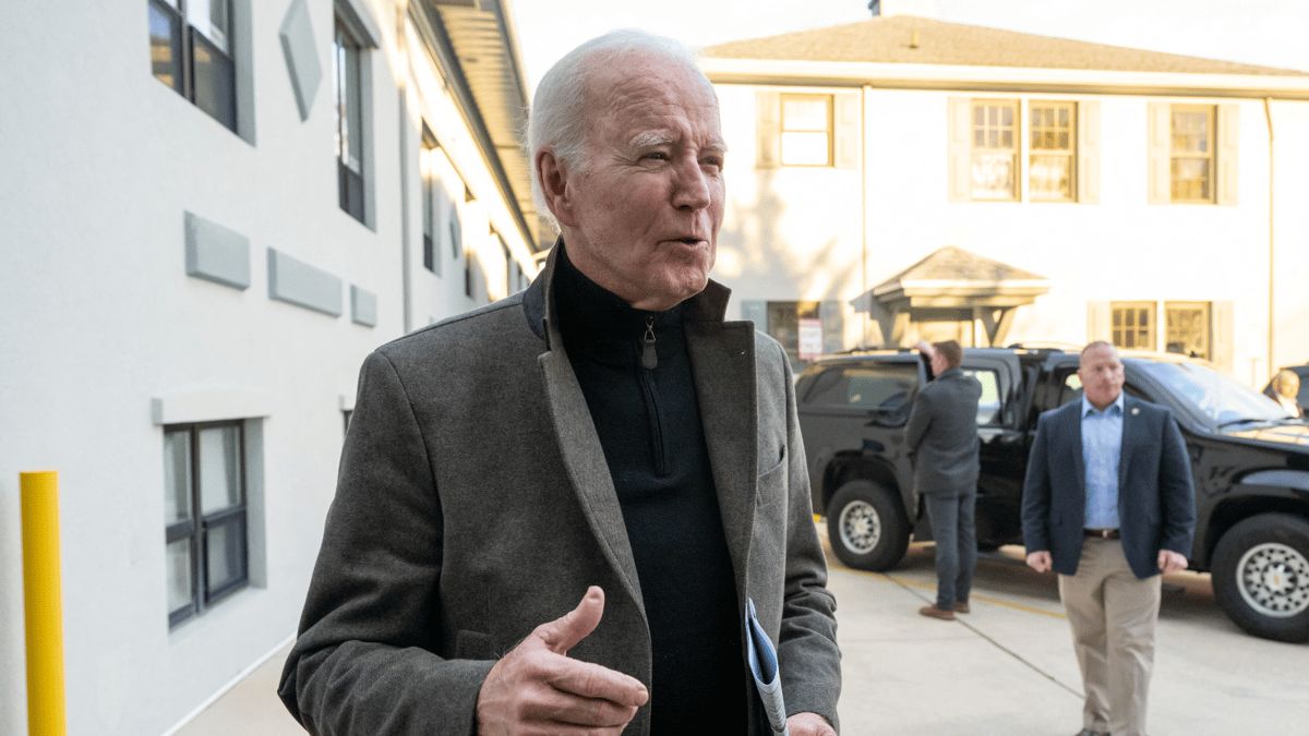 مقطع جديد يظهر بايدن مصافحا الهواء.. ما حقيقته؟ (فيديو)