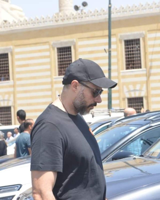 رغم قرار المنع.. صحفيون في جنازة المخرج المصري عصام الشماع (صور)