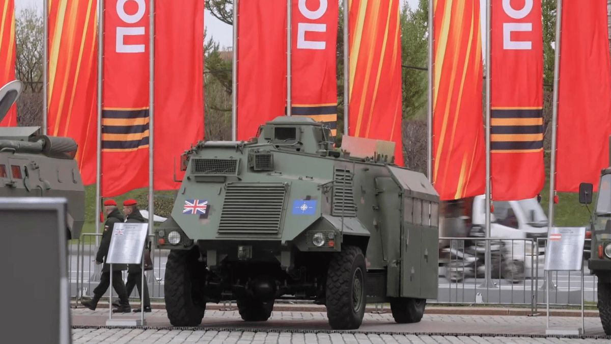 روسيا تعرض مركبات بريطانية وأمريكية استولت عليها في أوكرانيا (صور)