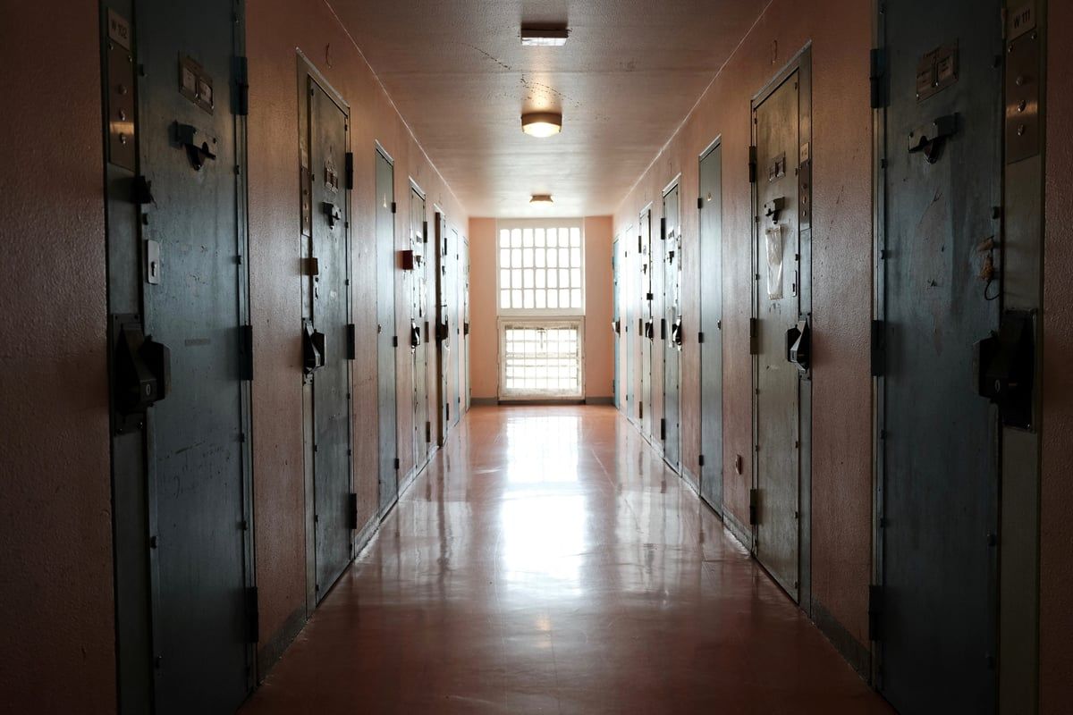 "لوفيغارو": اكتظاظ في سجون فرنسا مع ارتفاع عدد السجناء إلى رقم قياسي