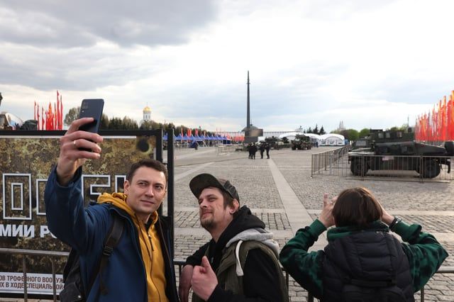 روسيا تعرض مركبات بريطانية وأمريكية استولت عليها في أوكرانيا (صور)