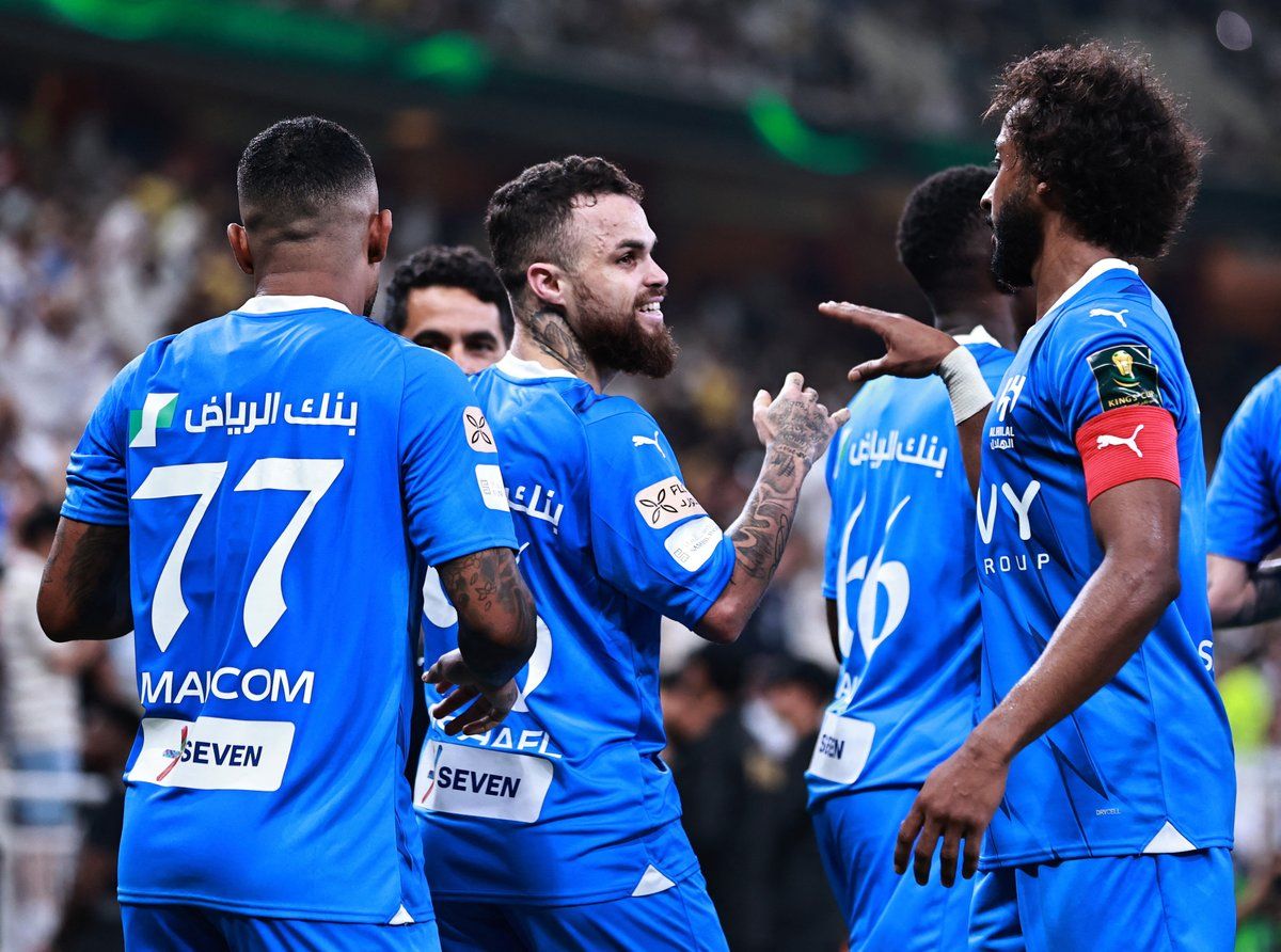 قرارات الحكم الفرنسي باستيان تثير الجدل في مباراة الاتحاد والهلال (فيديو)