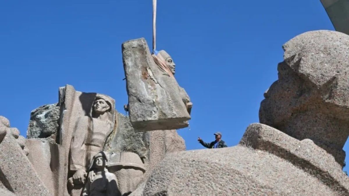 أوكرانيا تفكك النصب التذكاري للصداقة مع روسيا (صور)