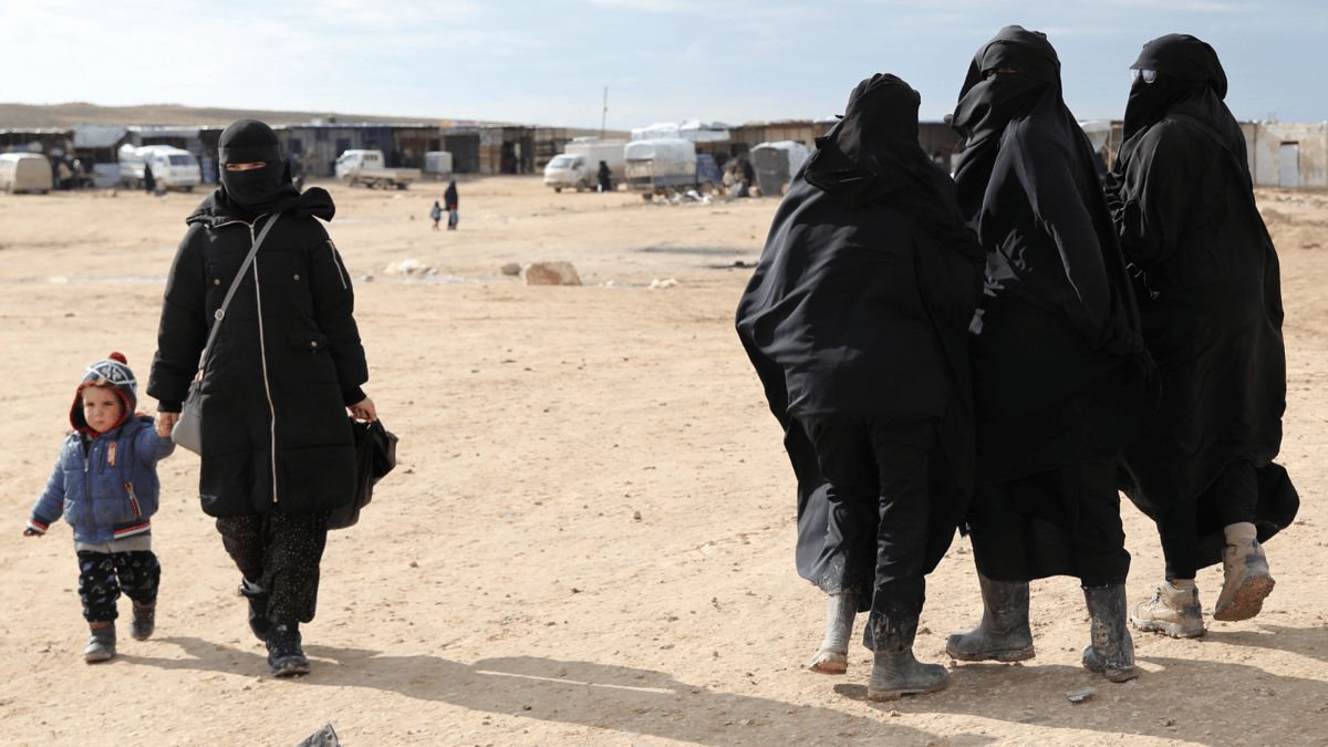 احتجِزوا لسنوات في "الهول".. العراق يعيد 700 شخص من عائلات داعش