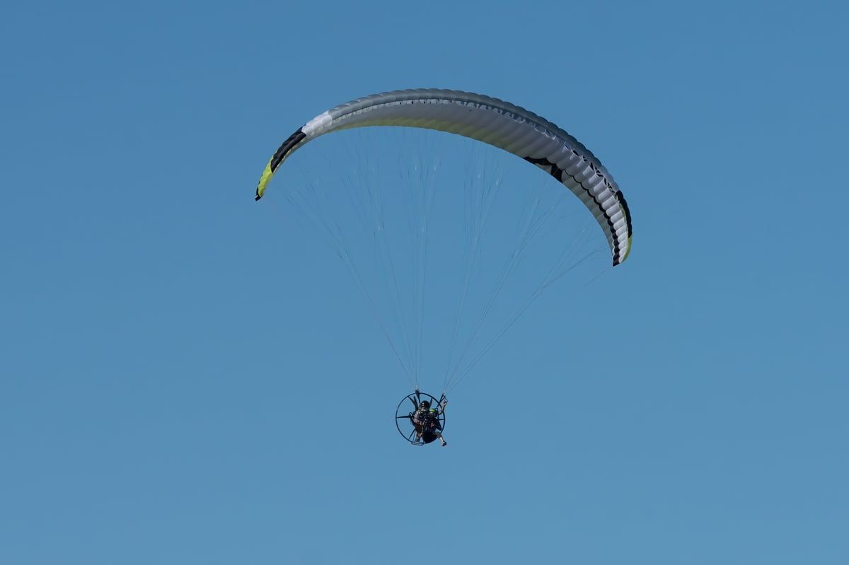 يوتيوبر يوثق سقوطه المروع أثناء تجربته طائرة شراعية (فيديو)