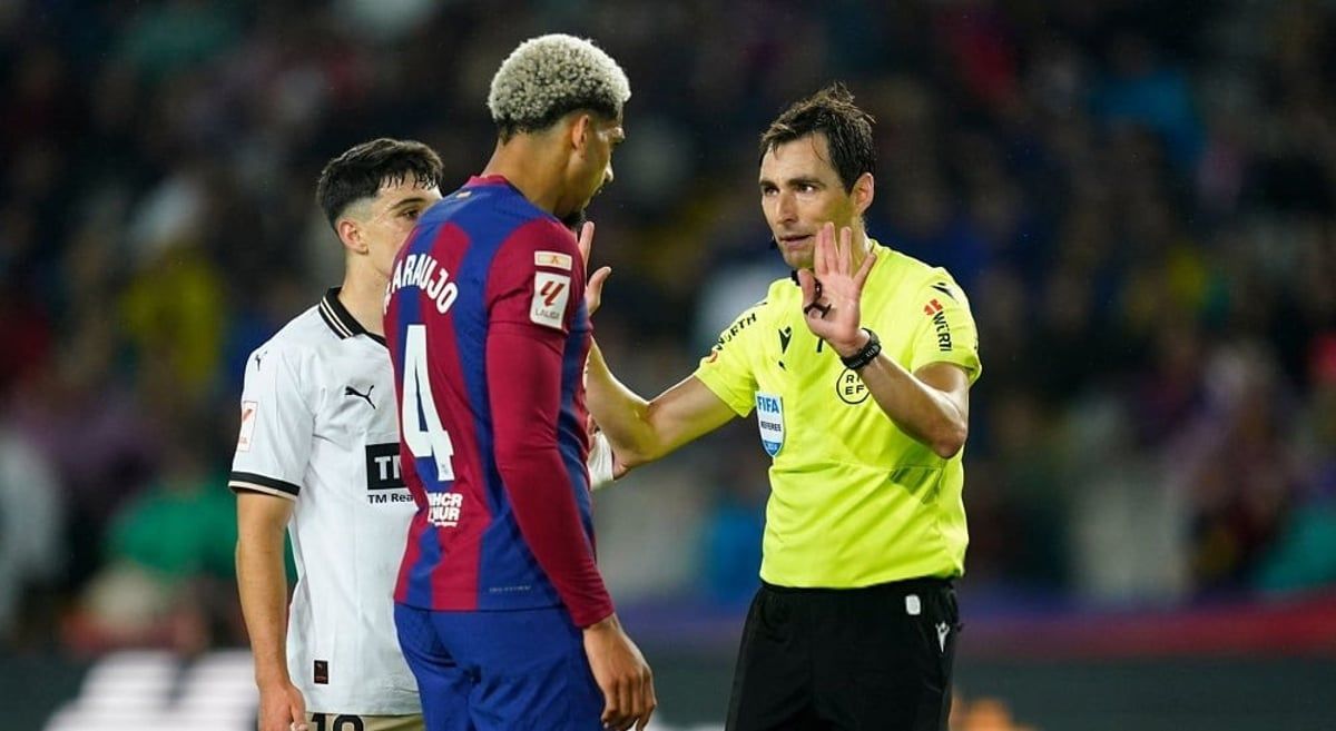 سرقة.. هجوم كبير على حكم مباراة برشلونة وفالنسيا (صور)
