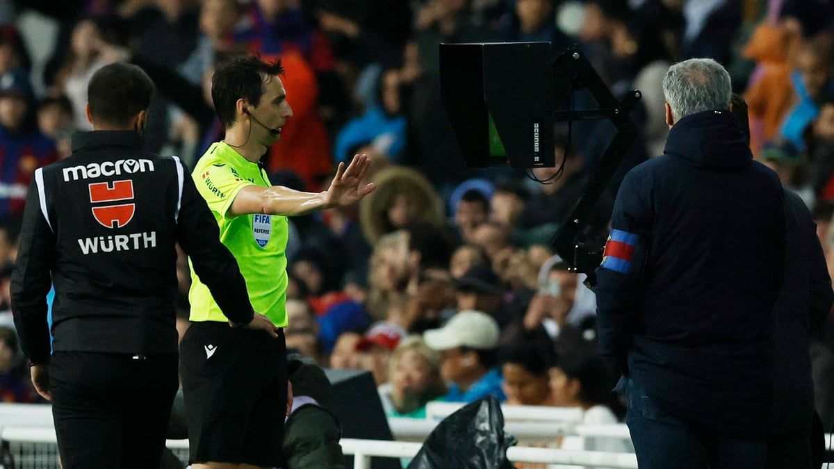 بسبب "منطقة دوجسو".. كشف محادثة الـVAR التي تسببت في طرد حارس فالنسيا