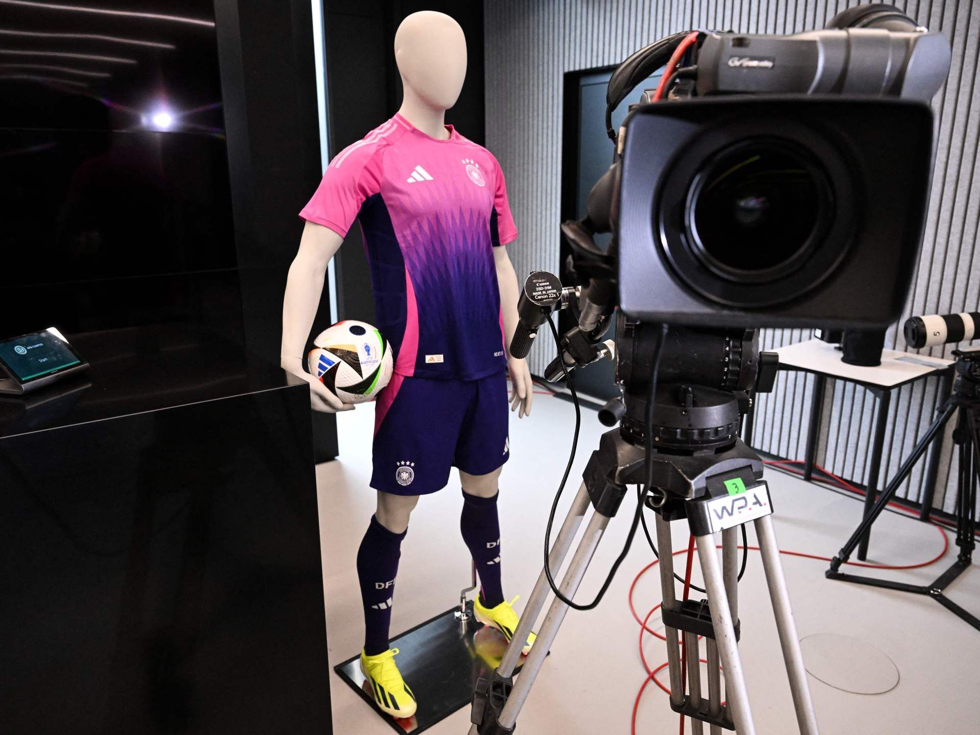 أديداس تستسلم وتعلن عدم قدرتها على مجاراة عرض نايكي للمنتخب الألماني - موقع الخليج الان