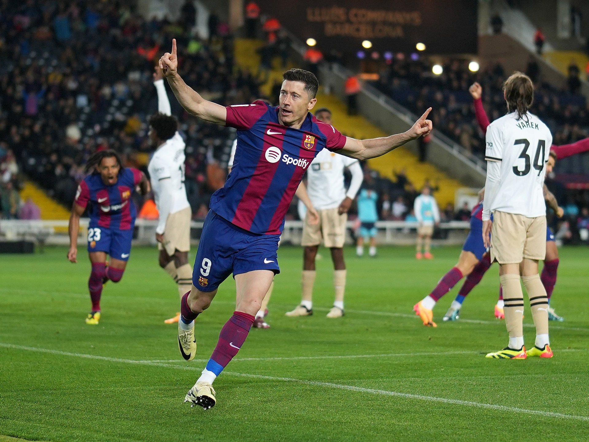 شاهد.. ليفاندوفسكي يقود برشلونة لاستعادة الانتصارات والمركز الثاني بالدوري الإسباني - موقع الخليج الان